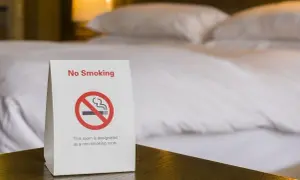 Palenie w hotelu: Dlaczego oszukanie czujnika to zły pomysł?