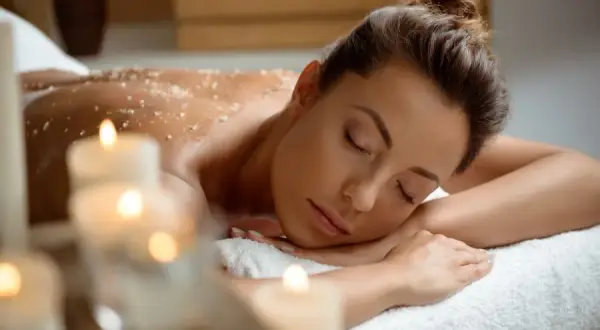 Co zabrać do hotelu z basenem? Twoja lista na idealny relaks