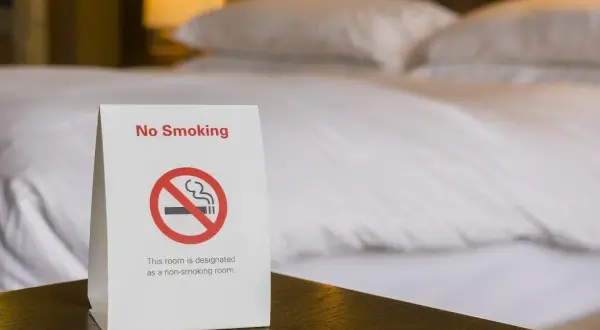Palenie w hotelu: Dlaczego oszukanie czujnika to zły pomysł?