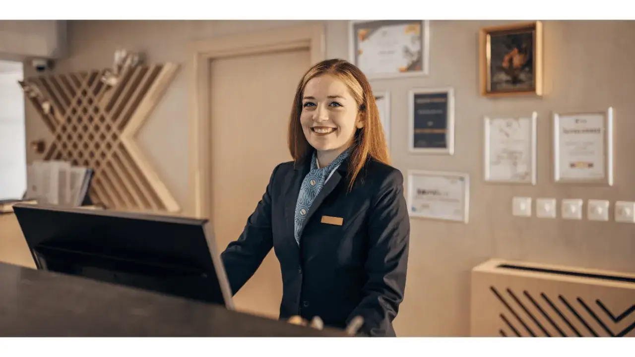 recepcjonista hotelowy, zarobki recepcjonisty, praca w hotelu