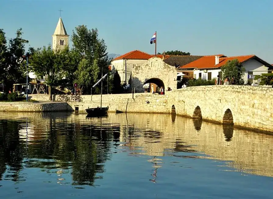 Stare Miasto Nin kamienne mosty